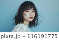 青い背景の女性 116191775