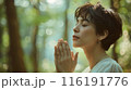 手を合わせる女性の横顔 116191776