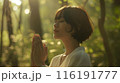 森で手を合わせる女性 116191777