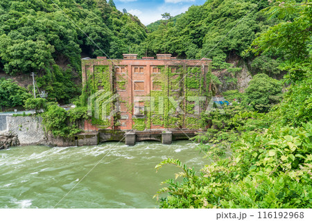 京都府宇治市　天ケ瀬ダム下流の煉瓦造り旧志津川発電所 116192968