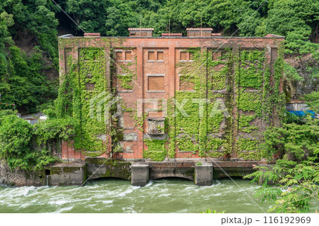 京都府宇治市　天ケ瀬ダム下流の煉瓦造り旧志津川発電所 116192969