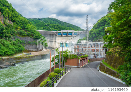 京都府宇治市 梅雨時の調整放水を行っている天ケ瀬ダムと天ケ瀬発電所 京都府宇治市 梅雨時の調整放水を行っている天ケ瀬ダムと天ケ瀬発電所 116193469