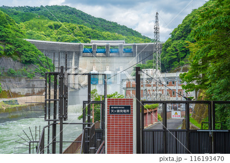 京都府宇治市　梅雨時の調整放水を行っている天ケ瀬ダムと天ケ瀬発電所 116193470