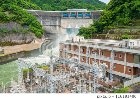 京都府宇治市　梅雨時の調整放水を行っている天ケ瀬ダムと天ケ瀬発電所 116193480