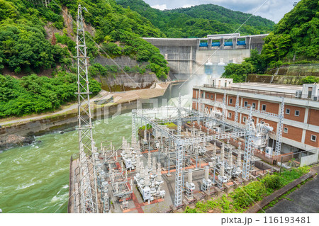 京都府宇治市 梅雨時の調整放水を行っている天ケ瀬ダムと天ケ瀬発電所 京都府宇治市 梅雨時の調整放水を行っている天ケ瀬ダムと天ケ瀬発電所 116193481