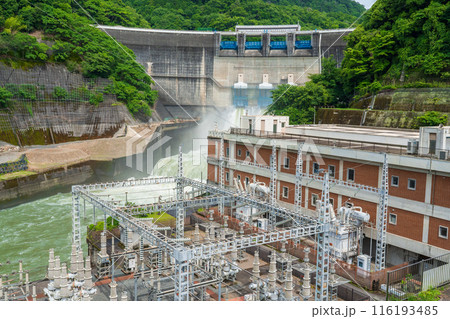 京都府宇治市　梅雨時の調整放水を行っている天ケ瀬ダムと天ケ瀬発電所 116193485