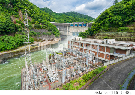 京都府宇治市　梅雨時の調整放水を行っている天ケ瀬ダムと天ケ瀬発電所 116193486