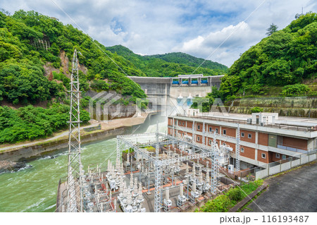 京都府宇治市　梅雨時の調整放水を行っている天ケ瀬ダムと天ケ瀬発電所 116193487