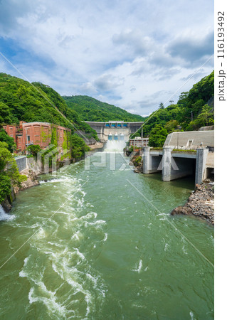 京都府宇治市　梅雨時の調整放水を行っている天ケ瀬ダムと放水口 116193492