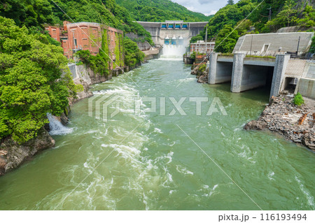 京都府宇治市 梅雨時の調整放水を行っている天ケ瀬ダムと放水口 京都府宇治市 梅雨時の調整放水を行っている天ケ瀬ダムと放水口 116193494