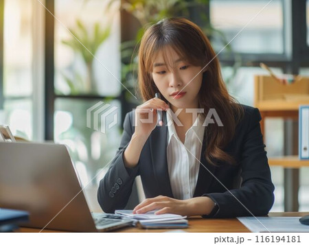 オフィスで電話する女性 116194181