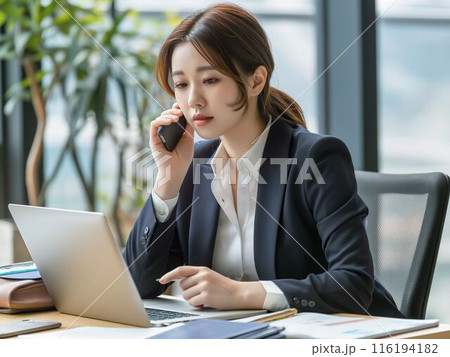 オフィスで電話する女性 オフィスで電話する女性 116194182
