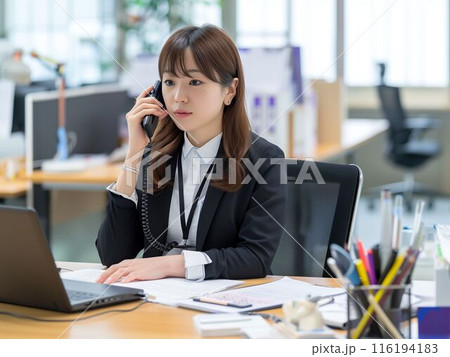 オフィスで電話する女性 116194183