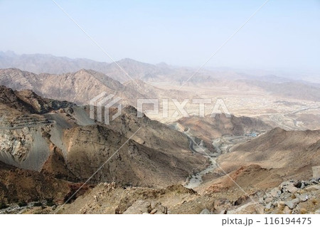 サウジアラビアの山から見下ろす土漠 116194475