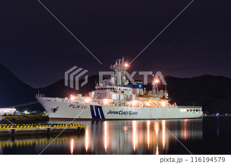 夜の舞鶴港に停泊する海上保安庁巡視船「だいせん」 116194579