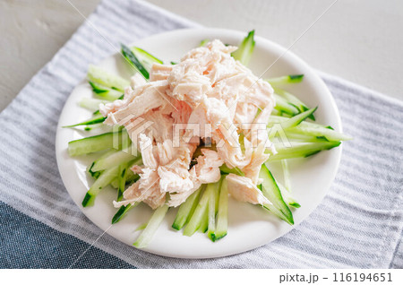 裂いた鶏むね肉 116194651