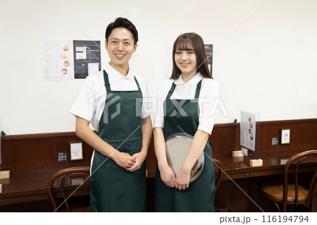 微笑む喫茶店のスタッフ2名 116194794