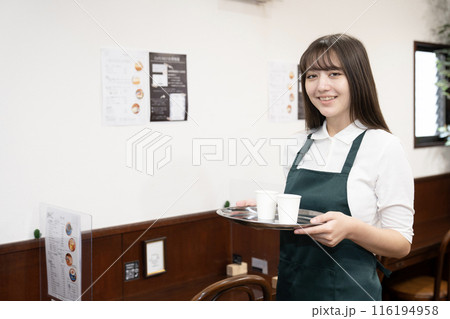 微笑む喫茶店のスタッフ2名 微笑む喫茶店のスタッフ2名 116194958