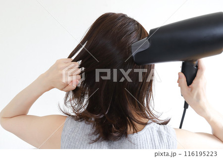 ドライヤーで髪の毛を乾かす女性 116195223