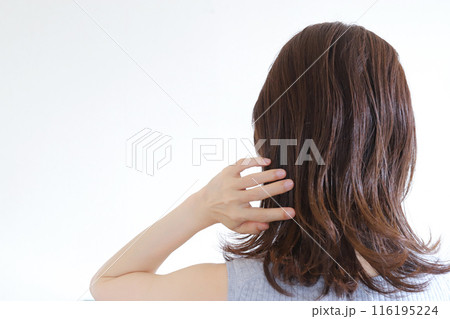 女性の髪　ダメージヘアー 116195224
