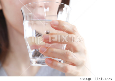 水を飲む女性 116195225