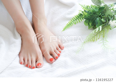 ペディキュアを塗った女性の足 116195227