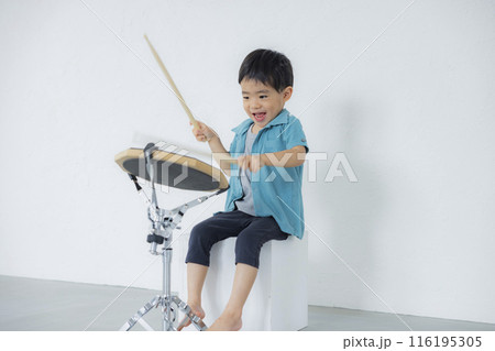 ドラム練習パッドを叩くキッズ 116195305