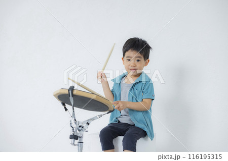 ドラム練習パッドを叩くキッズ ドラム練習パッドを叩くキッズ 116195315
