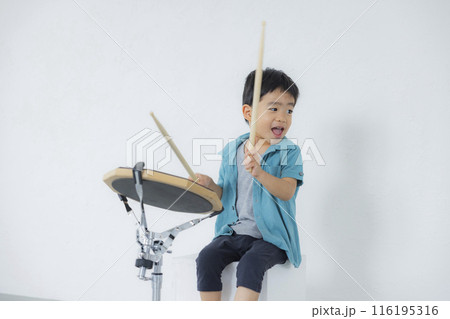 ドラム練習パッドを叩くキッズ 116195316