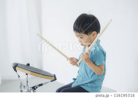 ドラム練習パッドを叩くキッズ 116195318
