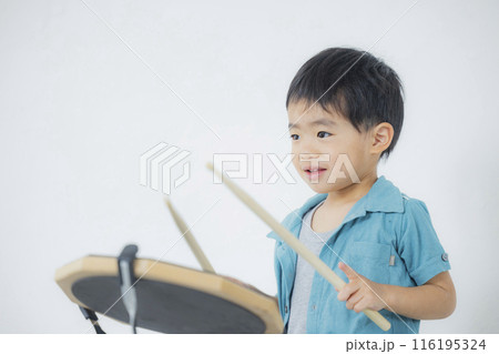 ドラム練習パッドを叩くキッズ 116195324