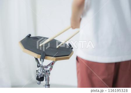 ドラム練習パッドを叩くキッズ 116195328