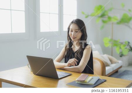 リビングでテレワークをする若い女性 116195351