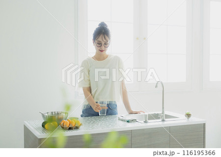 キッチンで水を飲む女性 キッチンで水を飲む女性 116195366