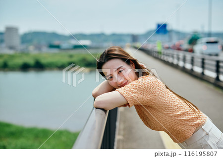 カメラ目線の若い女性 116195807