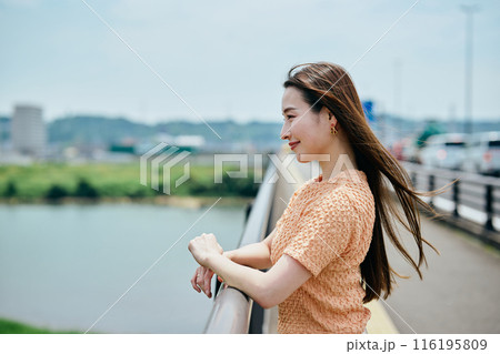 景色を眺める若い女性 116195809