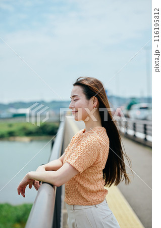 景色を眺める若い女性 景色を眺める若い女性 116195812