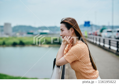 頬杖をついて景色を眺める若い女性 頬杖をついて景色を眺める若い女性 116195822