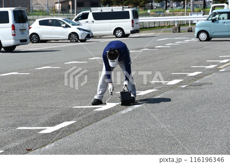 駐車場の区画ラインをローラー塗装で補修 116196346
