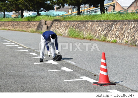 駐車場の区画ラインをローラー塗装で補修 駐車場の区画ラインをローラー塗装で補修 116196347