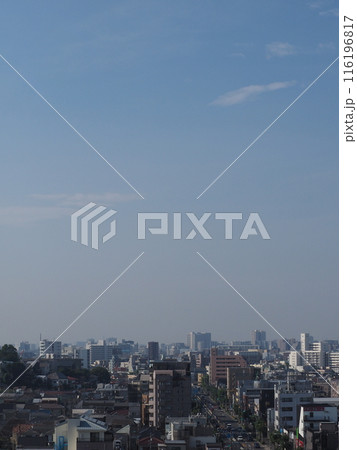 霞んだ大田区馬込付近の環状七号線と都会の夏の空 116196817