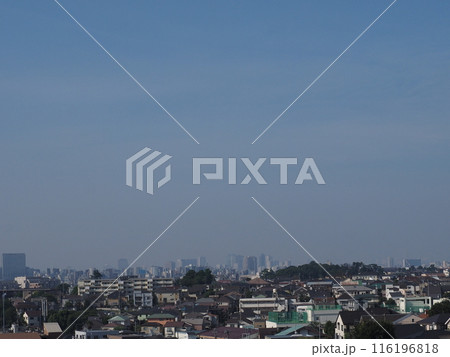 霞んだ夏の空と都会の風景 霞んだ夏の空と都会の風景 116196818