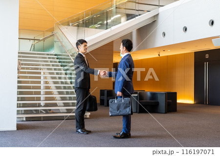 握手するビジネスマン 116197071