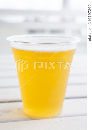 真夏の海の家で飲む美味しい生ビール 真夏の海の家で飲む美味しい生ビール 116197260