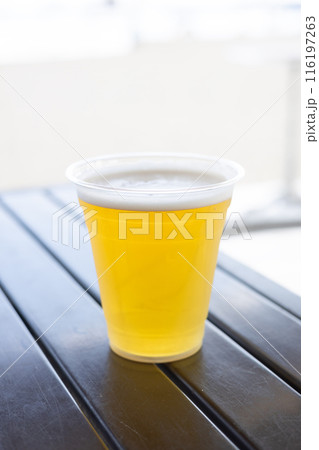 真夏の海の家で飲む美味しい生ビール 116197263