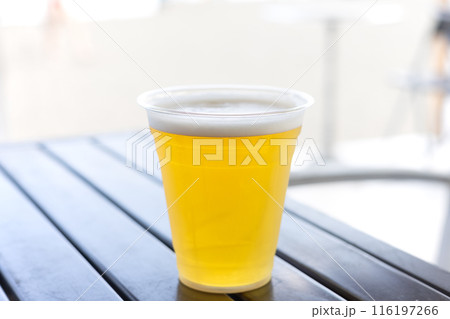 真夏の海の家で飲む美味しい生ビール 116197266