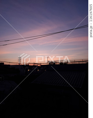 電信柱がある夕暮れの風景 電信柱がある夕暮れの風景 116197605