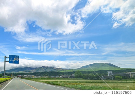 【熊本】阿蘇山の麓に広がる雄大な景色。目的地までのドライブ中も絶景で、何度もシャッターを切りました。 【熊本】阿蘇山の麓に広がる雄大な景色。目的地までのドライブ中も絶景で、何度もシャッターを切りました。 116197606