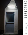 夜の薄暗い地下入り口 116197682