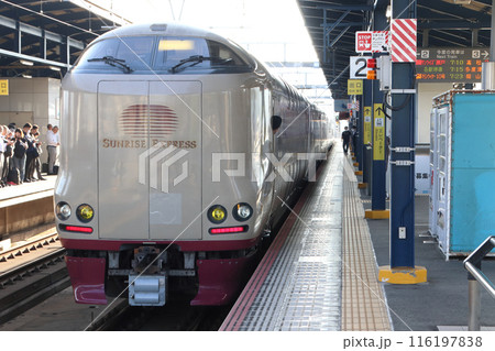 坂出駅を発車する寝台特急サンライズ瀬戸号 116197838